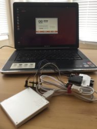 Alles zusammen: Ubuntu-Laptop, Strom per Powerbank und die drei Bauteile für Temperatur/Luftfeuchtigkeit, Feinstaub und die zusammenfassende Platine.