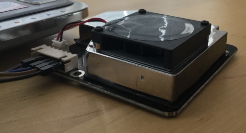Nova SDS011 Messgerät: Ein Ventilator saugt Luft an, die ein Laser auf Feinstaub untersucht.